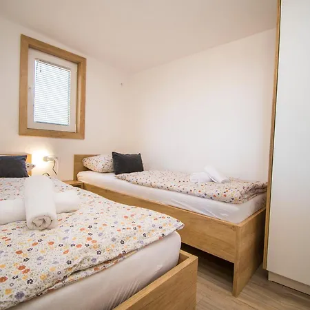 Mobile Banovi Dvori Ii Tisno