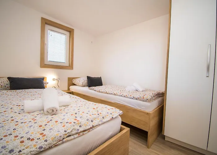 Mobile Banovi Dvori Ii Tisno